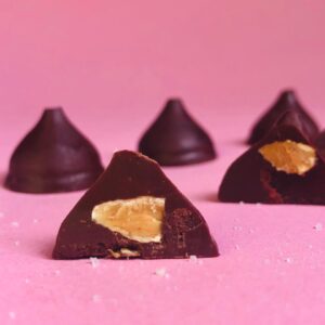 BESITOS DE CHOCOLATE 70% ALMENDRA Y SAL DE MARAS CORAZON 80 G - Imagen 3